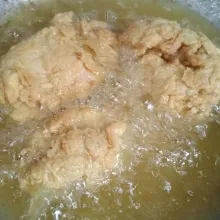 Panaskan minyak yang banyak, goreng daging ayam hingga matang kedua sisi, gunakan api sedang cenderung kecil, setelah matang angkat dan tiriskan