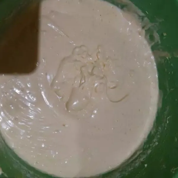 Campurkan adonan putih telur ke dalam adonan butter, tambahkan vanili dan terigu, lalu aduk merata.