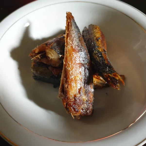 Potong-potong ikan salem lalu goreng sampai matang/ kecoklatan. Tata di mangkok saji.