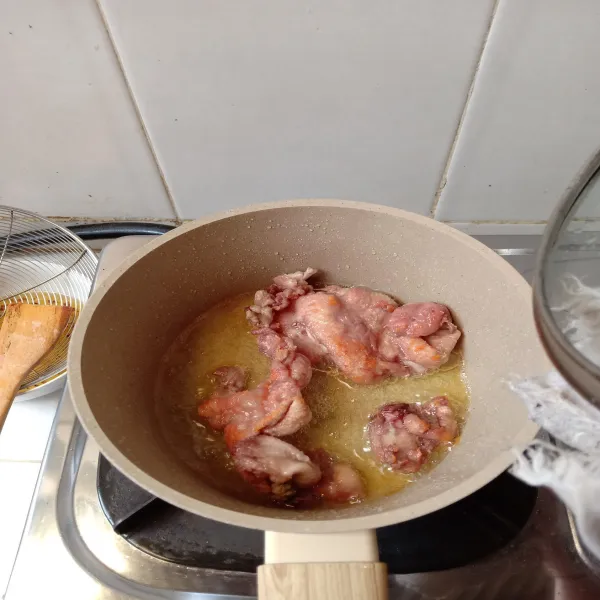 Masak kulit ayam yang sudah dibersihkan tanpa minyak dalam wajan sampai mengeluarkan minyak
