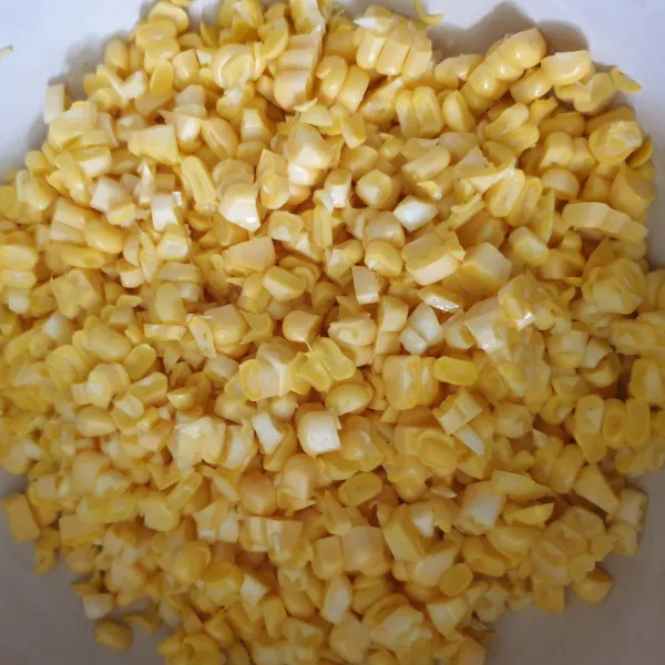 Kupas jagung, buang kulitnya, cuci bersih lalu serut tipis jagung.