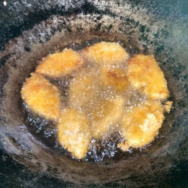 Goreng dengan api sedang hingga keemasan.