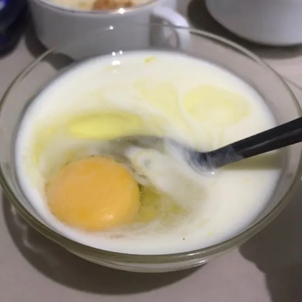 Campur jadi satu susu, air lemon, telur dan gula. Aduk rata homogen.