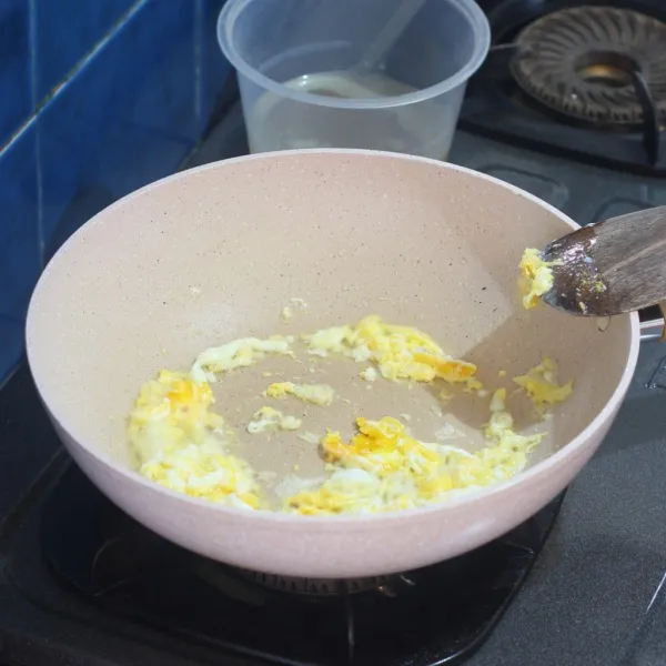 Buat orak arik telur di wajan besar.