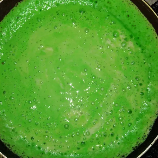 Panaskan teflon lalu olesi teflon dengan mentega. Lap dengan kain setelah panas masukkan adonan martabak lalu kecilkan api