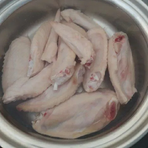 Cuci bersih sayap ayam, kemudian rebus sampai empuk.