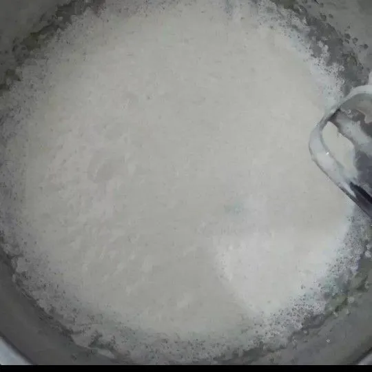 Mixer gula, sp dan telur hingga putih pucat.