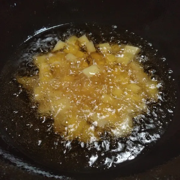 Kupas kentang potong kecil-kecil. Cuci bersih kemudian tiriskan. Goreng kentang berkulit. Angkat dan tiriskan.