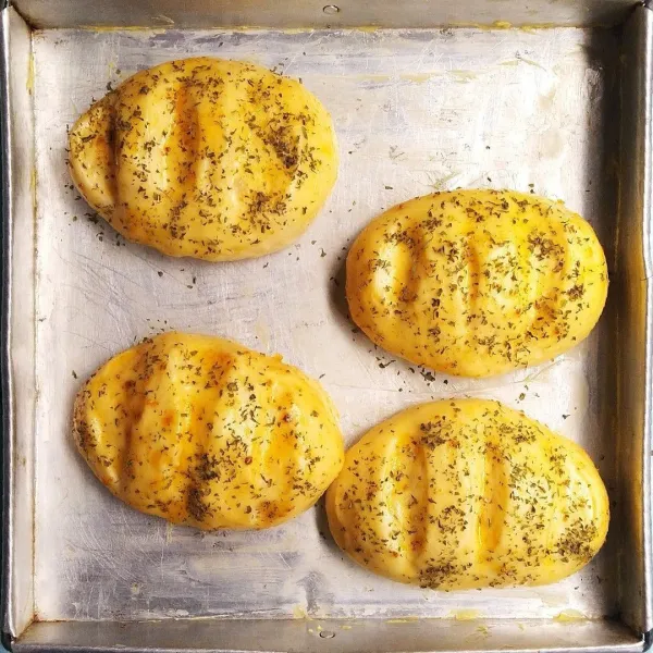 Pada 10 menit terakhir preheat oven. Setelah adonan mengembang 2 kali lipat, olesi dengan bahan olesan. Masukkan loyang ke oven. Oven hingga matang.