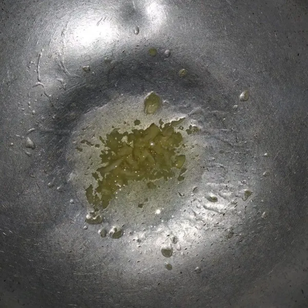 Geprek bawang putih, kemudian tumis dengan sedikit minyak hingga harum