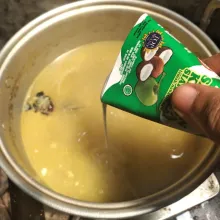 Masukkan santan instan ke dalam air kuah, aduk rata.