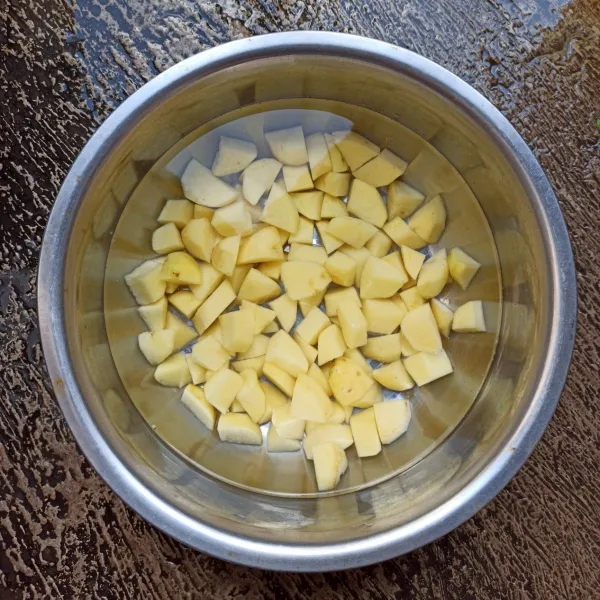 Potong dadi kentang dan cuci bersih