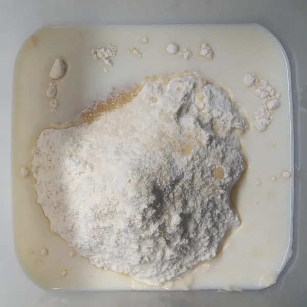 Masukan semua bahan dough kevuali margarin dan garam. Ulen hingga setengah kalis.