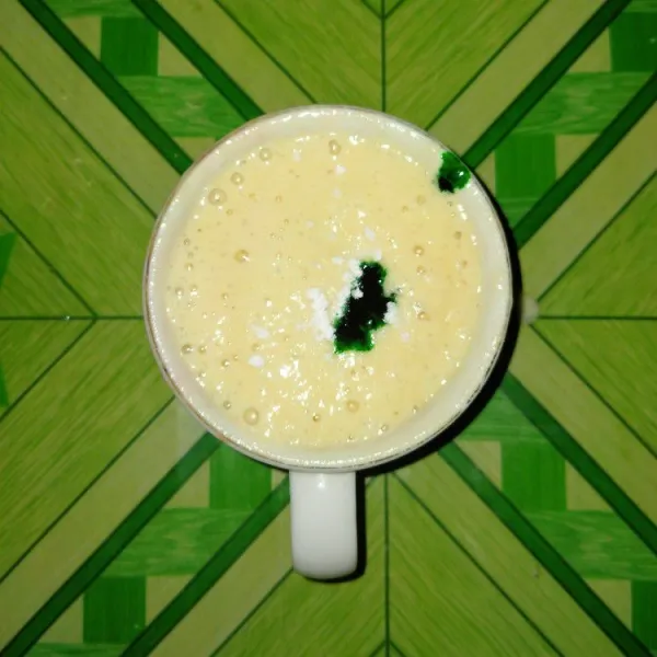 Ambil dalam gelas beri baking soda dan pasta pandan aduk rata