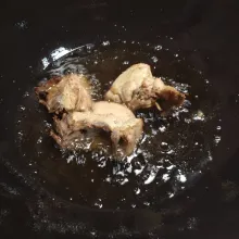 Angkat ayam dari air rebusan dan goreng sebentar. Angkat dan tiriskan. Setelah dingin, suwir-suwir ayam.