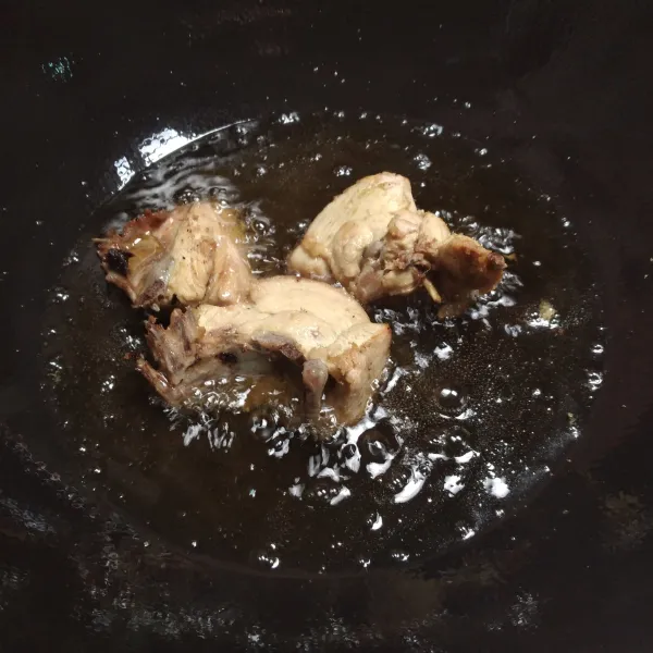 Angkat ayam dari air rebusan dan goreng sebentar. Angkat dan tiriskan. Setelah dingin, suwir-suwir ayam.