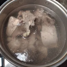 Rebus ayam hingga setengah matang. Matikan api dan diamkan sebentar.