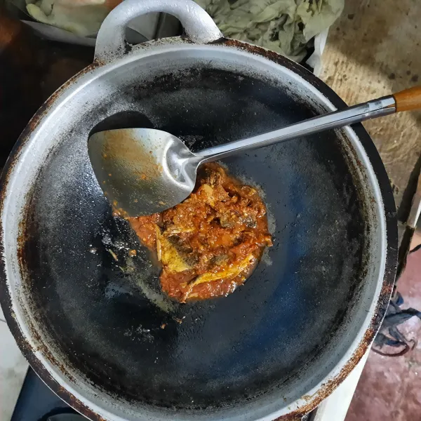 Masukan ikan yang sudah digoreng, aduk-aduk sampai sambal meresap ke dalam ikan. Ikan siap dihidangkan