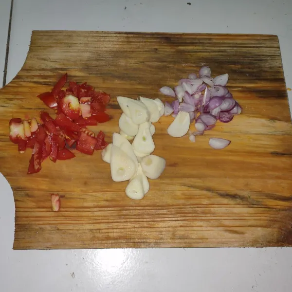 Rajang bawang merah, bawang putih, dan potong tomat. Sisihkan terlebih dulu.