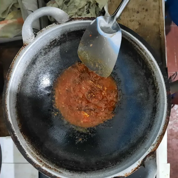 Tumis bawang merah & bawang putih hingga harum. Masukan merica, garam, cabe & tomat, masak hingga mendidih.