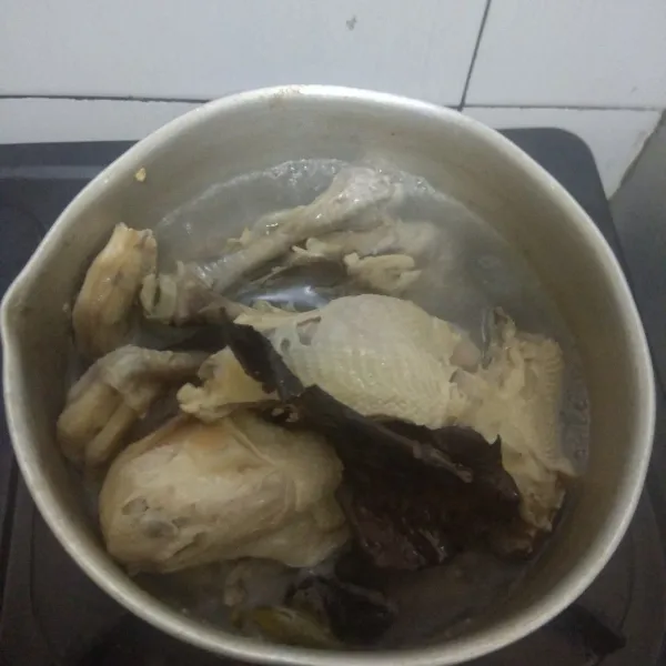 Rebus ayam hingga empuk.