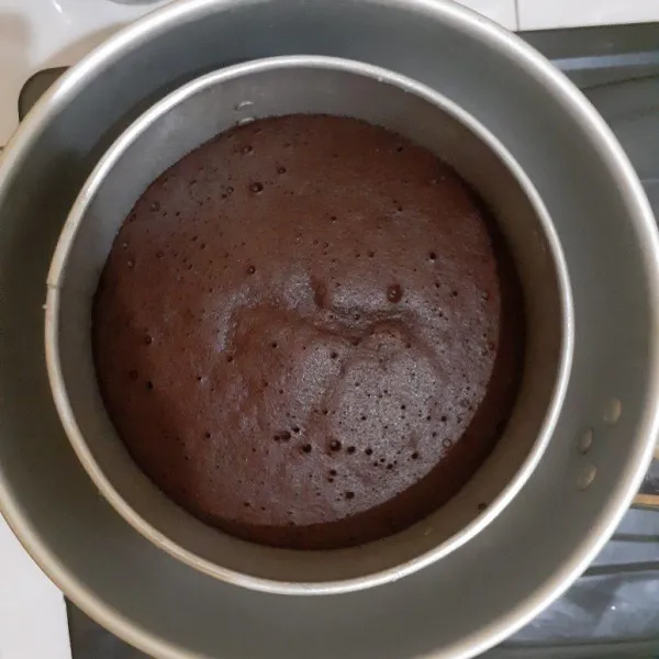 Panaskan panci kukusan terlebih dahulu. Lalu kukus brownies selama 30-40 menit. Tes tusuk. Angkat.