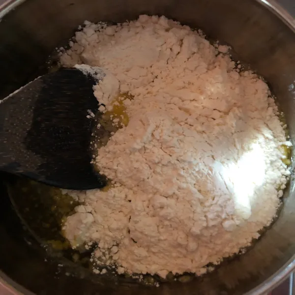 Setelah mendidih, matikan kompor, tambahkan 200 gr tepung terigu
