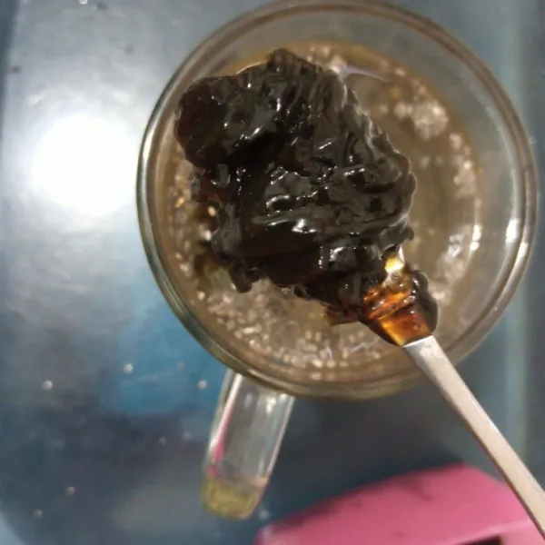 Masukkan cincau kedalam gelas aduk rata dan siap diminum hangat.