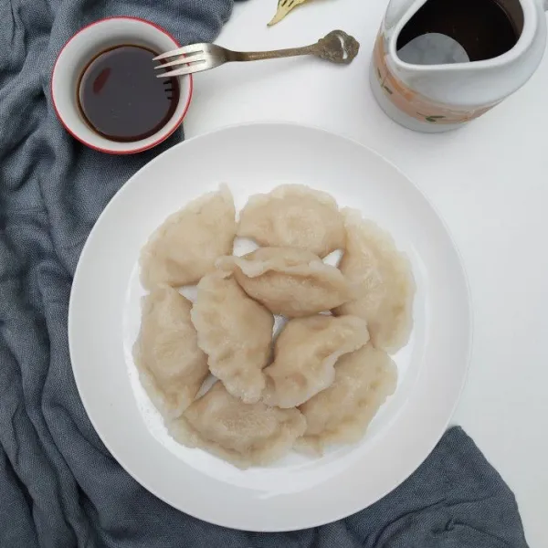 Sajikan pempek dengan kua cuko