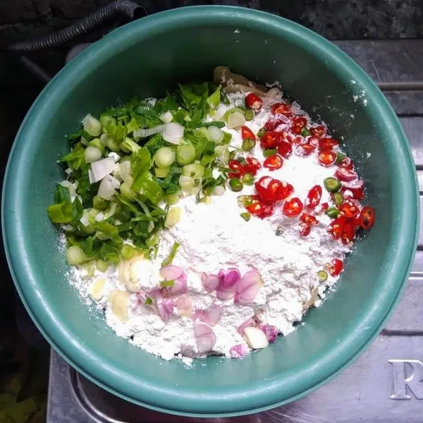 Masukkan bawang merah, bawang putih, cabai, daun bawang, kaldu bubuk, dan garam