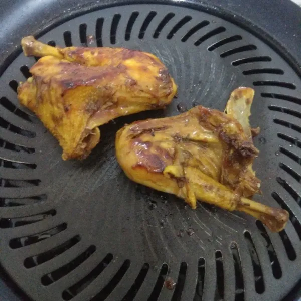Panaskan grill, olesi mentega/minyak. Bakar ayam hinga over heat, agak gosong. Siap disajikan dengan nasi dan sambal kecap.