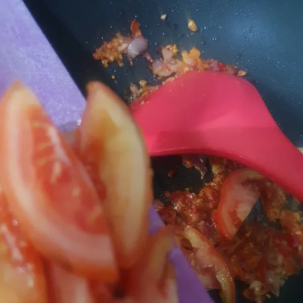 Tumis bumbu hingga harum, tambahkan saus tiram, masukkan irisan tomat.