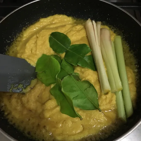 Tumis bumbu halus beserta daun jeruk dan serai.