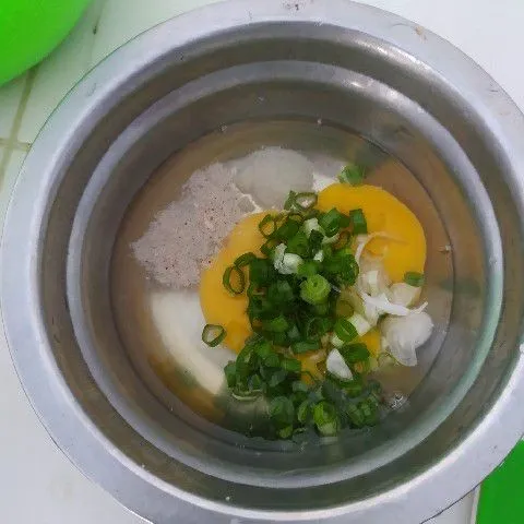 Pecahkan telur ayam, campur dengan garam, merica dan irisan daun bawang. Kocok lepas.