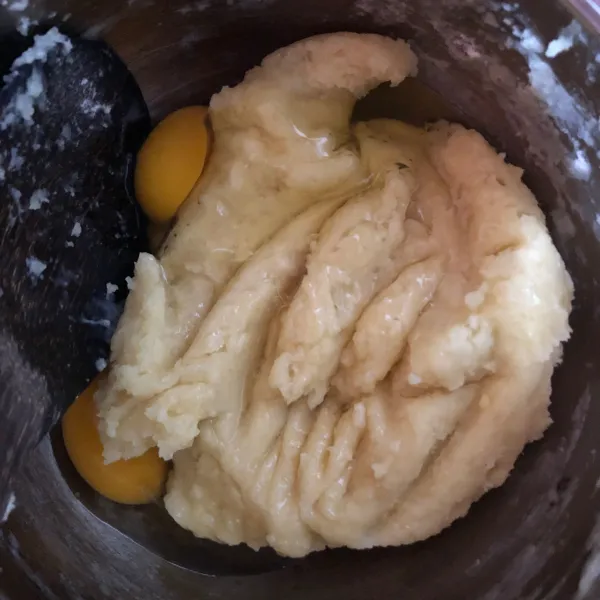 Setelah dingin, masukkan 2 butir telur, lalu mixer hingga tekstur halus