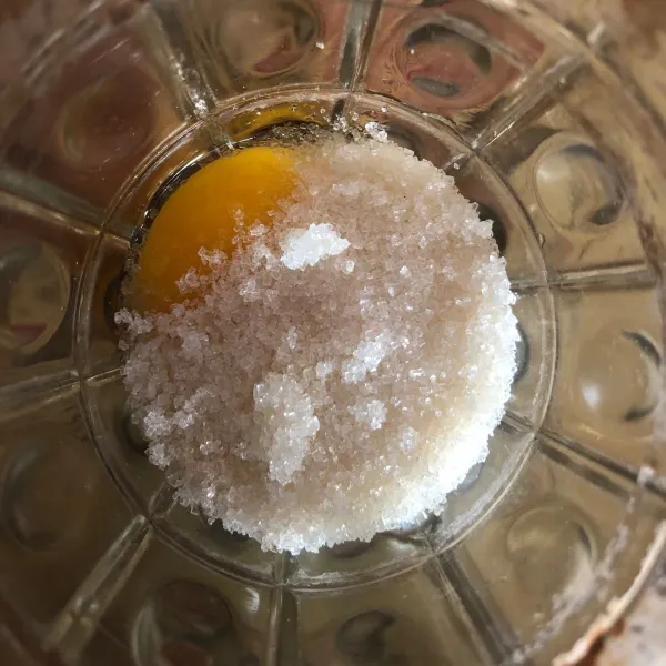 Masukan gula dan kuning telur ke dalam gelas