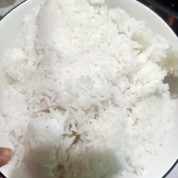 Lalu masukan 1 piring nasi putih ke wajan
