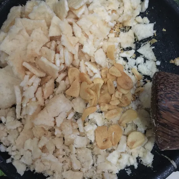 Koya : uleg halus kerupuk udang dan bawang putih goreng.