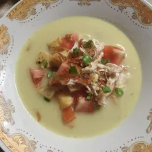Tata dalam piring saji, kentang ayam suwir dan tomat. Siram dengan kuah dan taburi dengan bahan pelengkap. Sajikan selagi hangat bersama emping melinjo dan jeruk nipis.