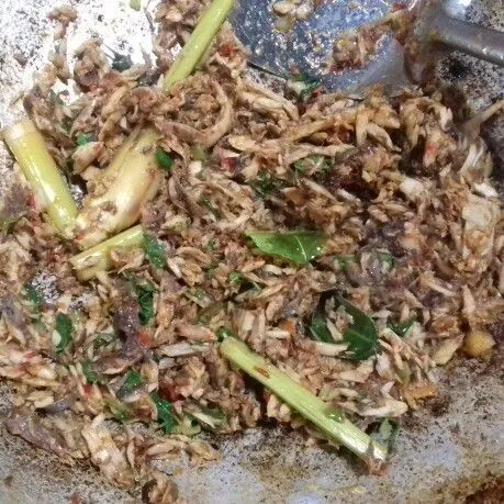 Aduk rata. Masak sebentar saja. Matikan api dan sajikan dengan nasi putih.