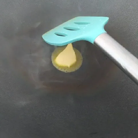 Panaskan margarin dalam wajan sampai meleleh.