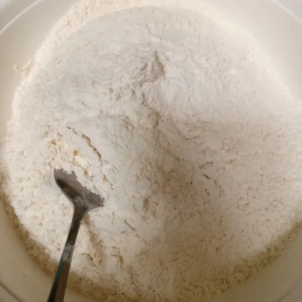 Siapkan tepung terigu.