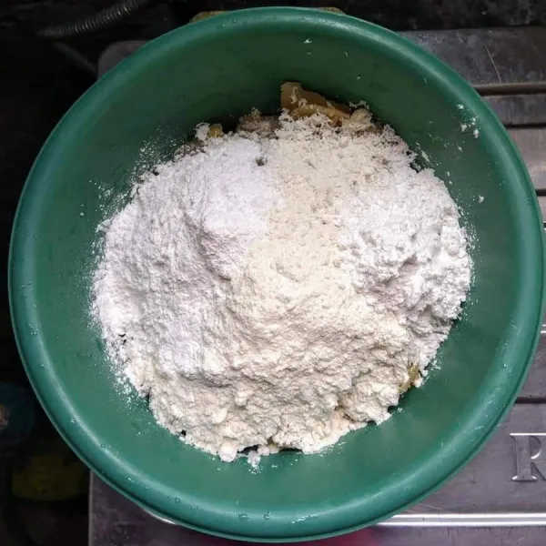 Masukkan ke dalam wadah, tambahkan tepung terigu, tepung beras, dan tepung tapioka