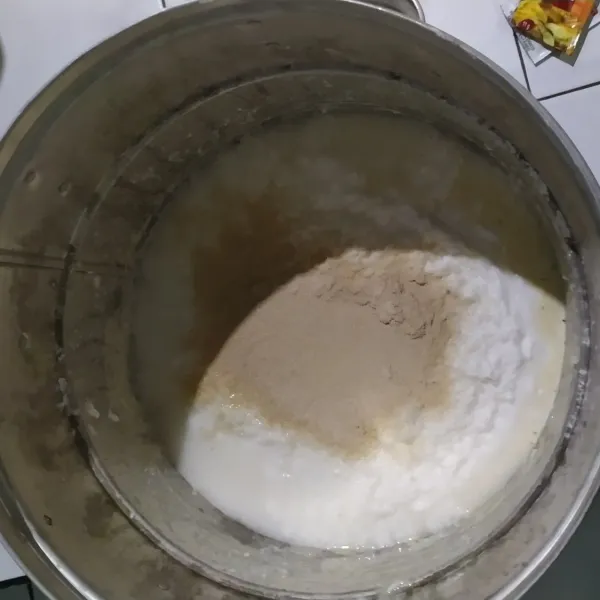 Masukan tepung beras + tape + ragi instan aduk rata sampai lembut/mixer