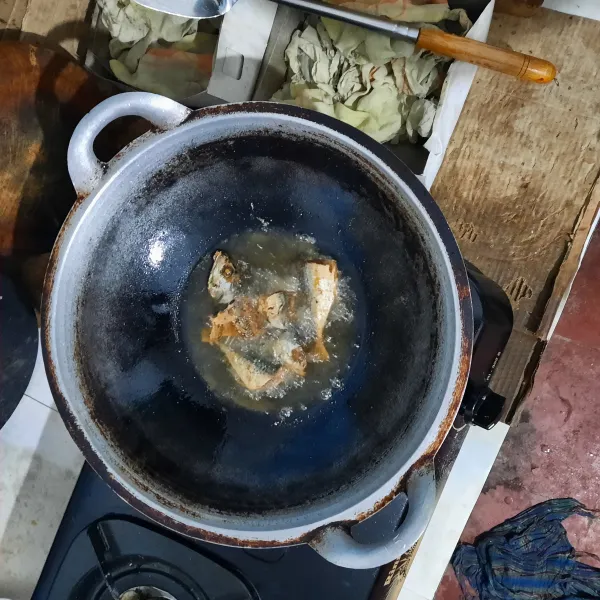 Panaskan minyak goreng & goreng ikan hingga matang. Angkat & tiriskan.