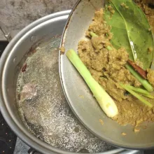 Panaskan minyak dan tumis bumbu halus hingga harum. asukkan semua bumbu aromatik, tumis hingga bumbu benar-benar matang. Beri sedikit air dan tunggu sampai mendidih. Masukkan tumisan bumbu ke dalam rebusan ayam. Aduk rata, Masukkan semua bumbu tambahan. Nyalakan kembali api kompor dan masak hingga bumbu meresap.