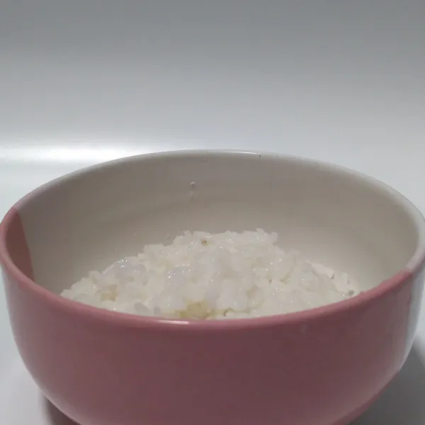 Siapkan nasi dalam mangkok.