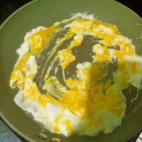 Siapkan wajan yang lain lalu masukan minyak sedikit lalu masukan telur. Beri garam sedikit lalu orak arik sampai matang
