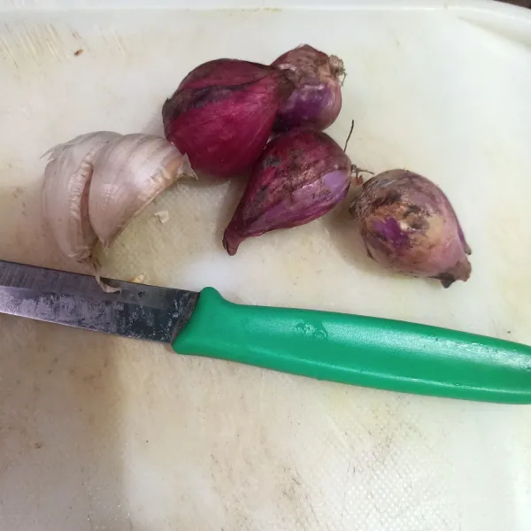 Siapkan bawang merah dan bawang putih