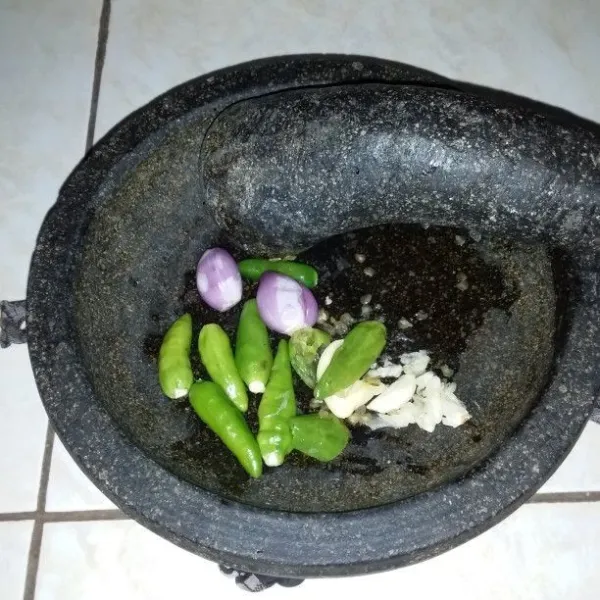 Ulek kasar bahan sambal, kemudian tuang kecap manis. Aduk hingga tercampur rata.